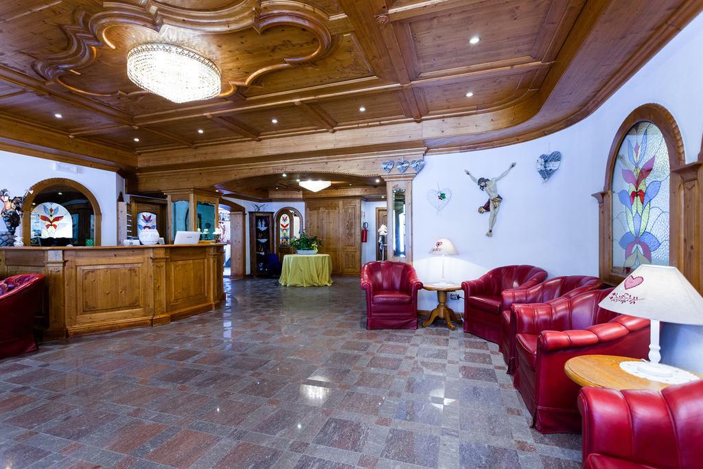 Hotel Vienna San Martino Di Castrozza Exterior photo